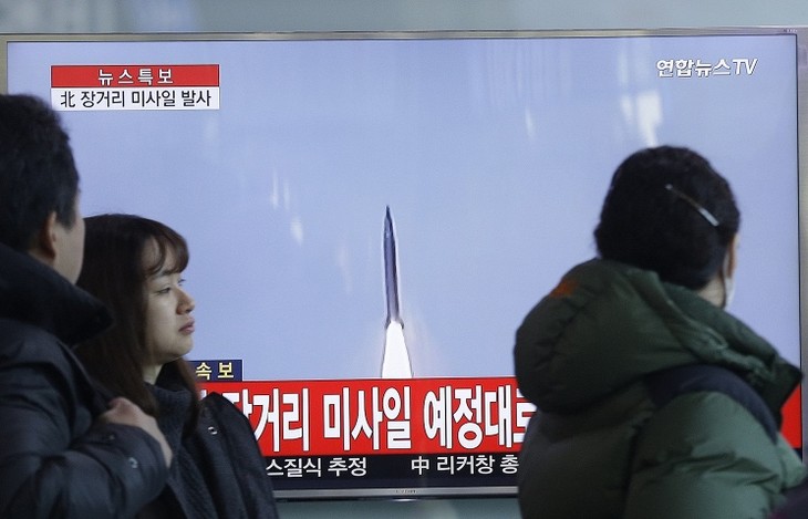 Мировая общественность резко осудила запуск КНДР ракеты дальнего действия со спутником - ảnh 1